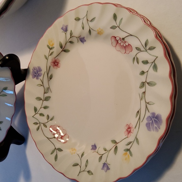 Johnson Brothers England lot of five, two cereal bowls and three dessert plates. - Picture 7 of 8